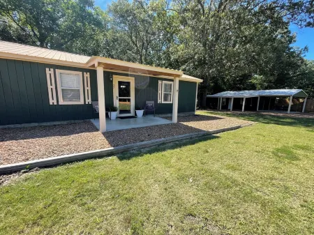 Enid Lake's charming 3-bedroom cabin with WiFi and AC in quaint Plum Point