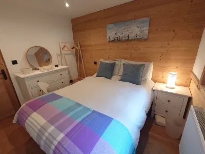 Fabulous 2 Bedroom Ski In / Out Apartment with West facing balcony Hotels in der Nähe von Esf Courchevel 1850