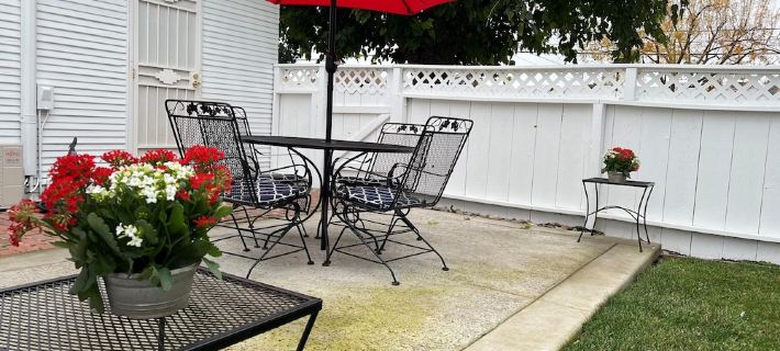 Cozy little cottage W/ private yard in town Hotels in Lodi