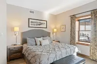 Luxury Condo @ Resort Base: Views, Pool, Hot Tub, Sauna, Gym, Bike & Hike