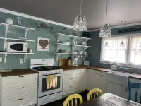 Charming Cottage Walking Distance to Downtown! 2 King beds and gas fire pit
