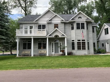 Twin Lakes: Tetonka and Sakatah Dock, Kayaks, Lakeside Firepit.