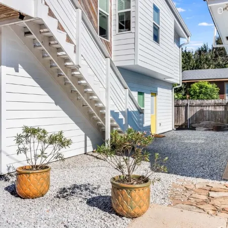 Cozy Modern Studio - Free Parking with Washer & Dryer Perfect for 1 or 2 People!