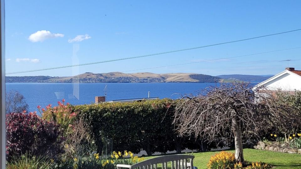 Cosy Garden Apartment in Sandy Bay. 15 Min 401/402 Town Bus. Free Parking/Wifi.