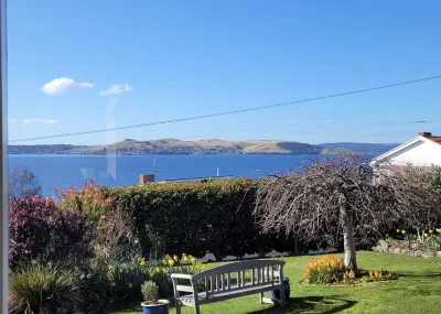 Cosy garden apartment in Sandy Bay. Tranquil surroundings. Views. Free parking!