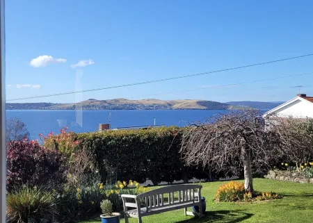 Cosy Garden Apartment in Sandy Bay. 15 Min 401/402 Town Bus.  Free Parking/Wifi. Отели рядом с достопримечательностью «Long Beach»