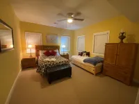 3BR 3BA Cabin, with hot tub, 3 Pools, Boat Ramp with Dock 1 mile away.