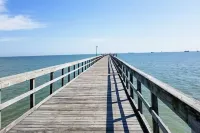 Sunny Family Friendly House 1500 sqft ~ Oversized Covered Deck ~ .5 m to Beach