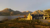 Remote & awe-inspiring Sealgair Cottage. Pet-friendly, log burner, lochside. Hotels in Strathcarron