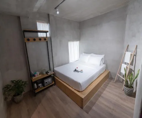 9 Hostel and Bar