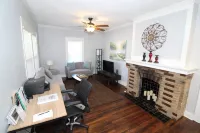 Modern Midtown Home -Dogs OK -Work Desks -Porch Swing -Fully Privacy Fenced Yard