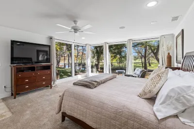 Turtle Creek House, 4 Bedrooms, 5 Bathrooms, only 8 miles south of Kerrville.