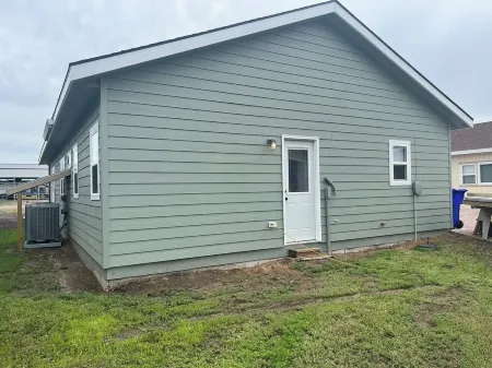 Charming New Lake House Отели в г. Запад Салли