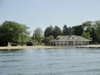 Steps to Lake Geneva · Hot Tub · Sleeps 10 · Walk to Pier 290 Hotels in Williams Bay