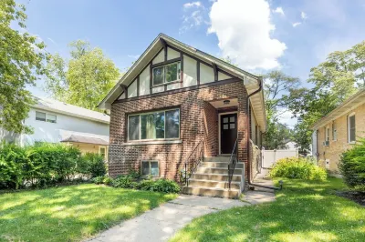 Cozy 4-bedroom house in adorable Evanston with WiFi, AC