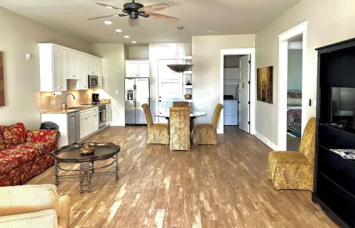 2Br with Balcony Near Biloxi Beach & One Block to Casinos! Downtown Darling - 4星級