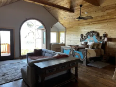 Crockett's Escape Treehouse on Greers Ferry Lake