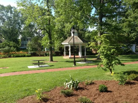 Carpenter St. Cottage In the Heart of St Michaels Village - Large Screened Porch