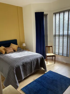 Self-contained annex close to town centre