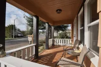 Dundee Garden Cottage: Dog-Friendly Extended Stay Rental, Walkable to Town!