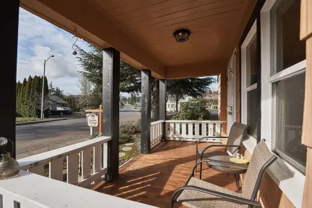 Dundee Garden Cottage: Dog-Friendly Extended Stay Rental, Walkable to Town!