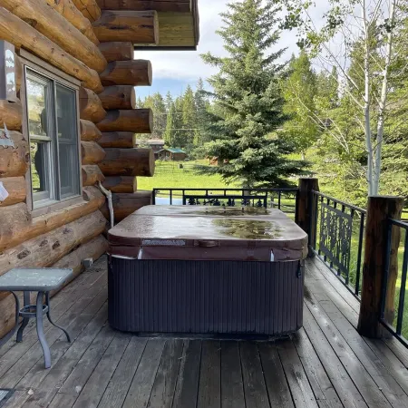 Tweek's Cabin- luxury cabin with yard, fire pit, and hot tub!!!