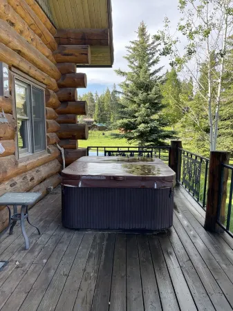 Tweek's Cabin- luxury cabin with yard, fire pit, and hot tub!!!
