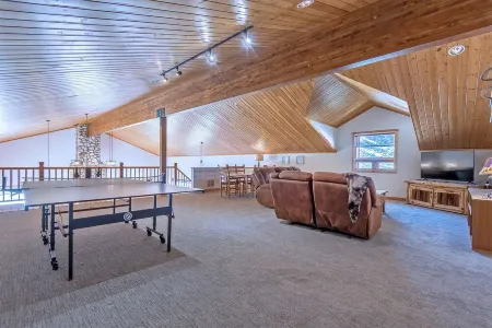 Equipped family-sized ski chalet in Driggs, ID a short drive to Grand Targhee.