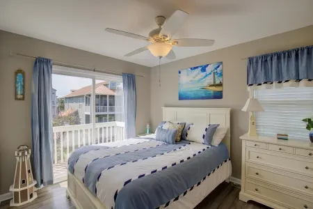 "Always Sunny" Beautifully Remodeled Home, Quick Walk to Beach