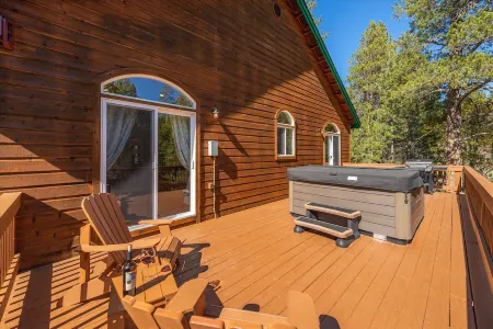 New! Tahoe Donner Alder Creek Retreat with Hot Tub. 5 BD//2.5BA
