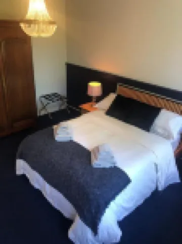 Escape to the Country @ Bron Offa Bach