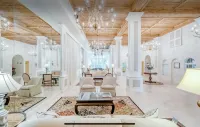 King Bed Mermaid  Suite , free parking, heart of Palm Beach