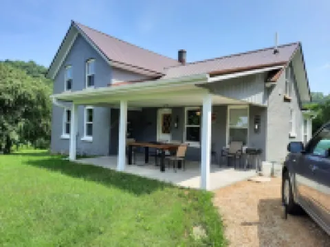 Remodeled country farmhouse, 3 min drive from Mississippi River, Peaceful/Clean.