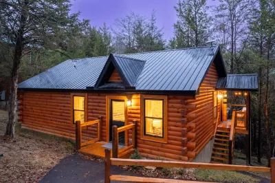 ~New~ Epic couple's retreat w/ theatre, pool table, firepit, jacuzzi & more! 트로터 블러프 TVA 스몰 와일드 에어리어 주변 호텔