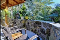 Jungle view bedroom with private entrance,outdoor private Bali style bathroom Hotel in zona Hawaii Community College