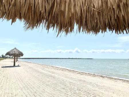 The Sand Piper-Pier, Pool, Bay View & Boat Launch