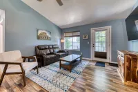 Modern 3Br w/ Mountain Views • Sleeps 8 • 2 Car Garage Plus Extra Parking