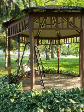 Cozy older home,  zen like garden. Pet friendly. Not for people with allergies.