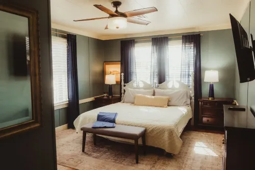 Easy walk to UL, Downtown, Girard park, and multiple music venues. Pet friendly!