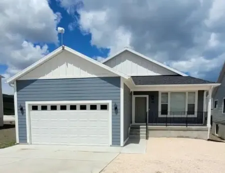 Spacious 6-bedroom house in Garden City/Bear Lake! w/ ping pong, air hockey