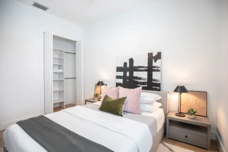 THE TERRANOVA, Heated Pool, 10 Min to 5th Ave/Beach5 min to US Open Pickleball