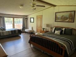 King Size Bedroom/ Outdoor Fire Pit, Game Room. Cozy Getaway Cottage