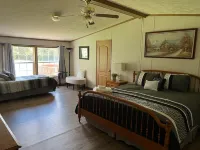 King Size Bedroom/ Outdoor Fire Pit, Game Room. Cozy Getaway Cottage Hotels in Cairo