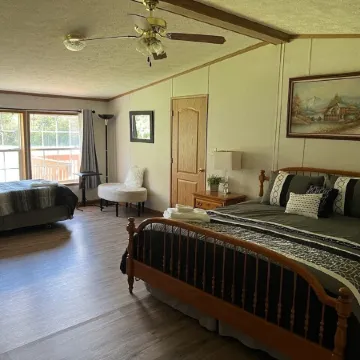 King Size Bedroom/ Outdoor Fire Pit, Game Room. Cozy Getaway Cottage