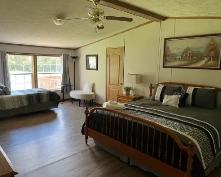 15 Miles from Windham Ski Mountain  Cozy Getaway Cottage: King Bed Game Room カイロのホテル