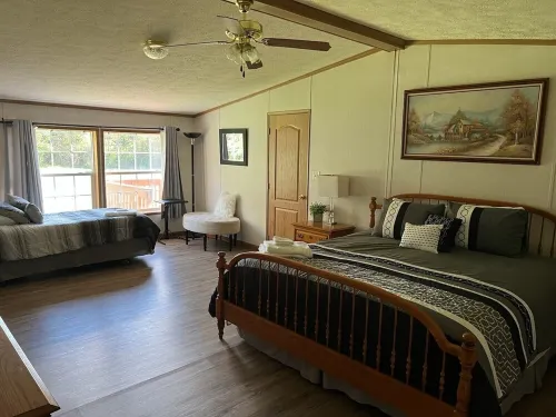 15 Miles from Windham Ski Mountain  Cozy Getaway Cottage: King Bed Game Room