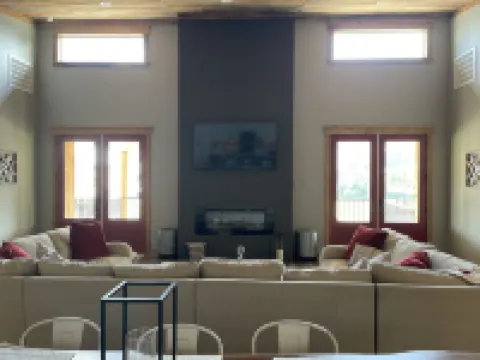 ON THE ROCKS is the place to be!!! A new spacious cabin & fully stocked! Hotels in Glenwood