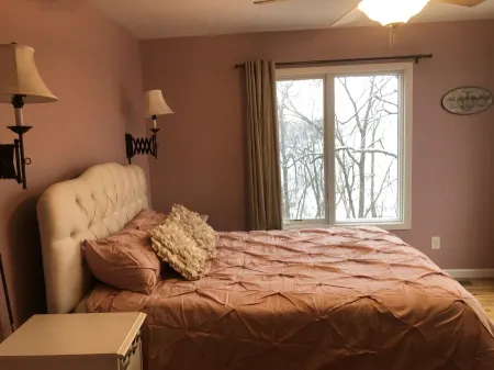 Cozy, Comfortable, Swiss Chalet on Big Fish Lake Отели в г. Lapeer County