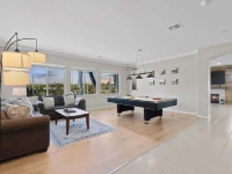 Resort-style Home with stunning views, pool, hot tub, putting green โรงแรมในฟอลล์บรูค