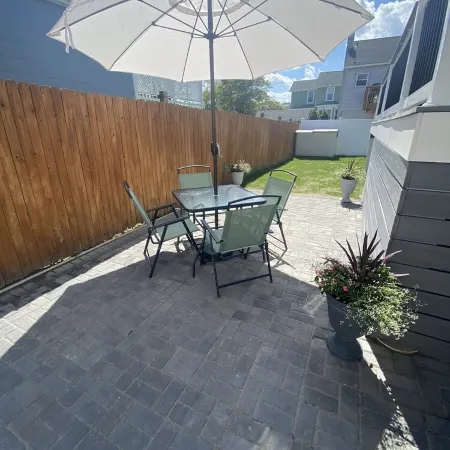 Beautiful sun filled 2 BR 3 blocks from beach- 2 beach passes- kids are free